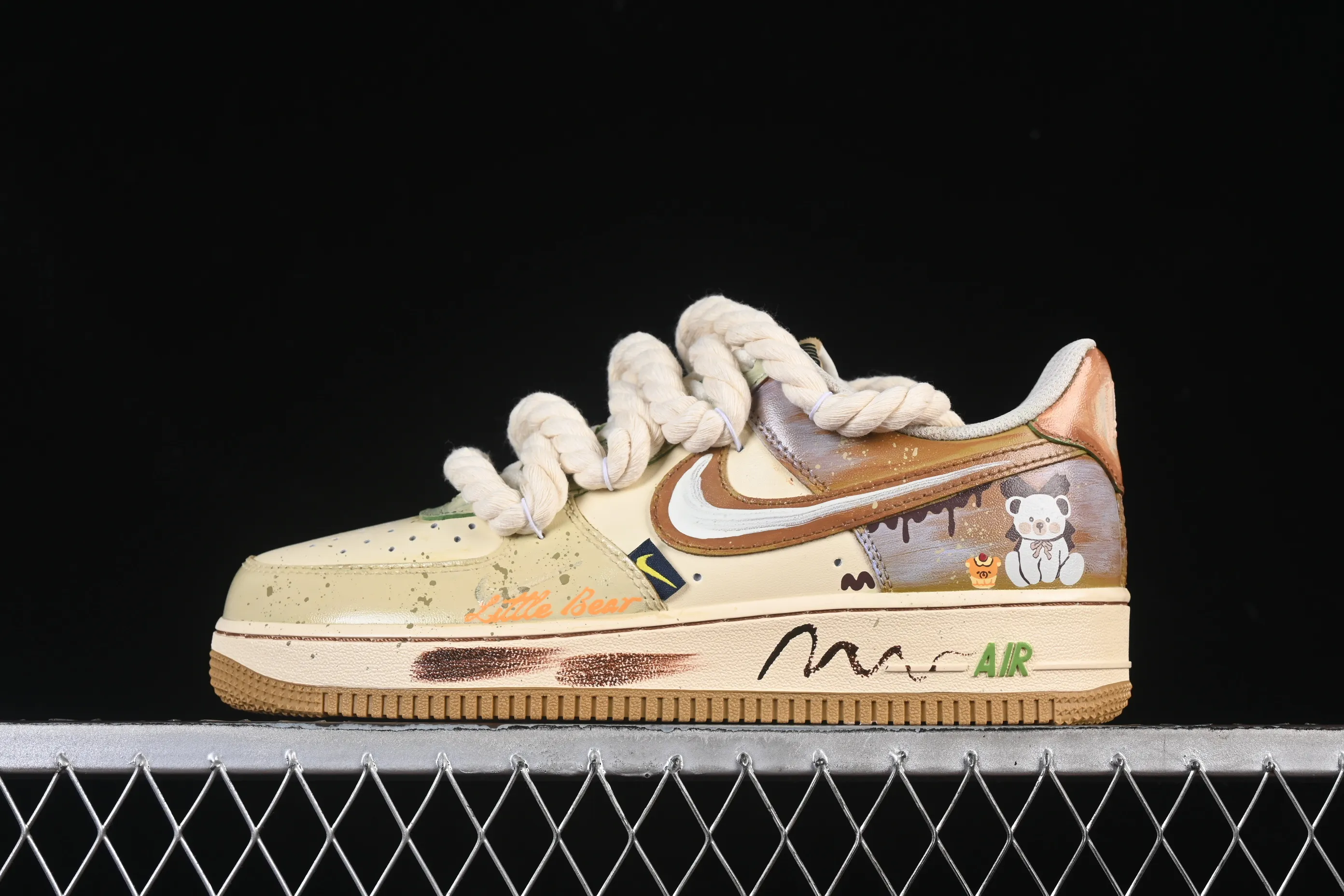 All categories Nk Air Force 1 Air Force series Nk Air Force 1 Low Air Force low-top Nike Air Force 1'07 Low "Milk Coffee Bear" Hand-painted graffiti Milk Coffee Bear Air Force 1 low-top casual sneakers XL2321-666